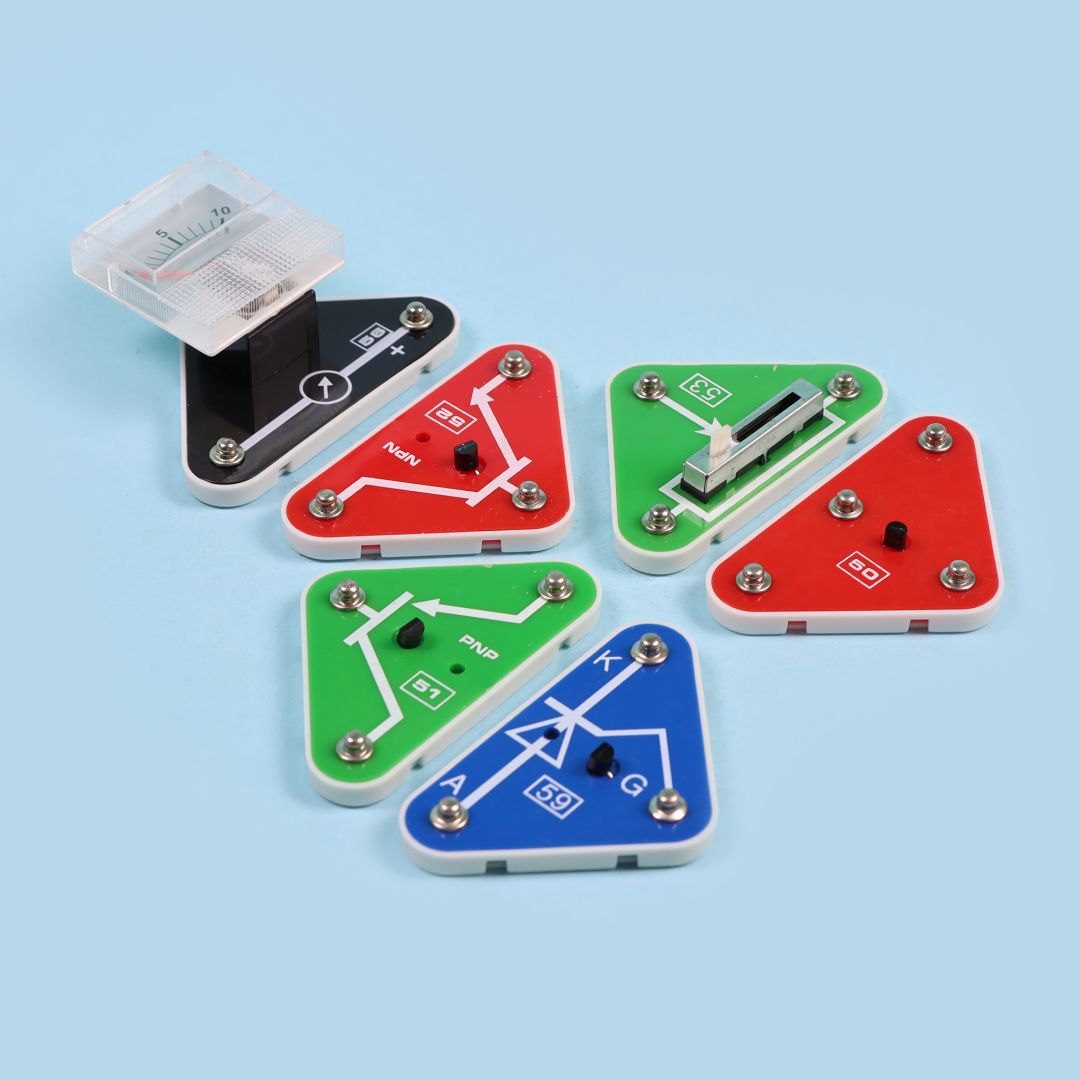 محتوى حقيبة إلكترونيات تعليمية تحتوي على أدوات لتنفيذ أكثر من 4000 تجربة واختراع لتنمية مهارات STEM للأطفال